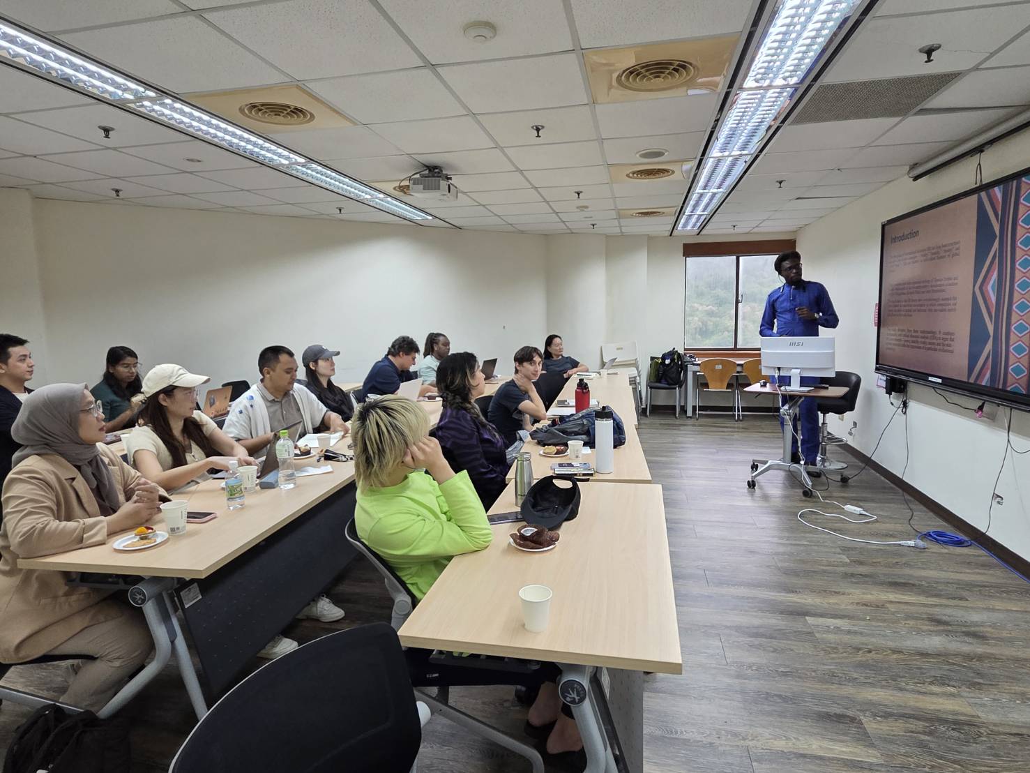 Dr. Soo Yeon Kim and the participants listened attentively to the students’ research presentations and engaged in lively discussions and exchanges, generating stimulating insights and perspectives on 